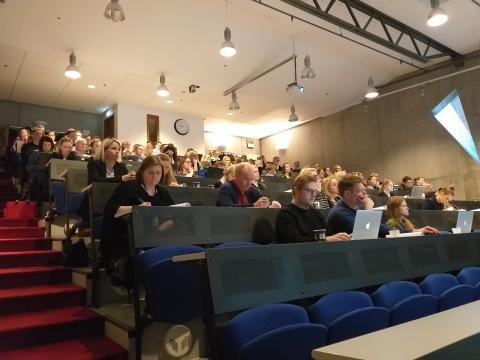 Fólk á námskeiði hjá Stofnun stjórnsýslufræða og stjórnmála